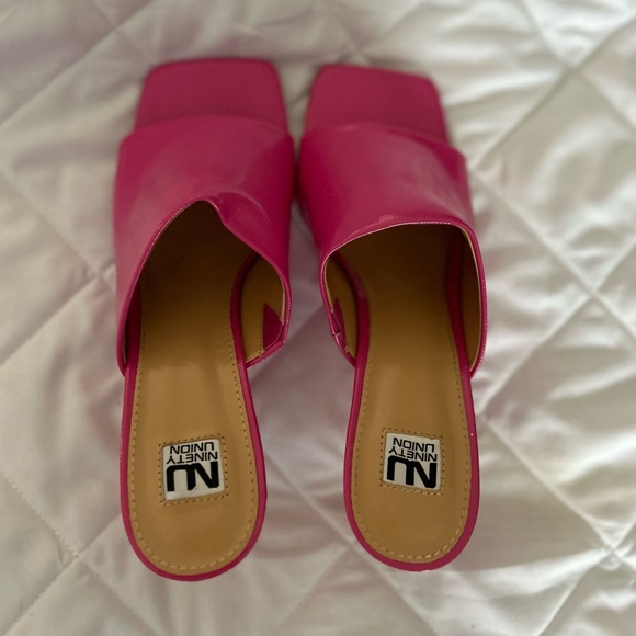 Fuchsia open toe pumps with split heel. - Picture 1 of 5